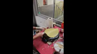Stand de crêpes et vente de thé au marché, 7P/LU3