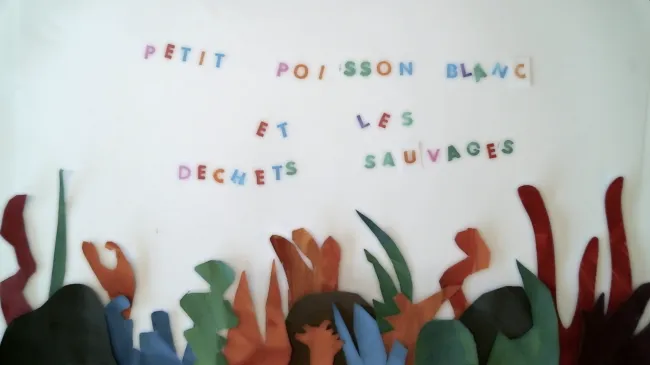 Petit poisson blanc et les déchets sauvages